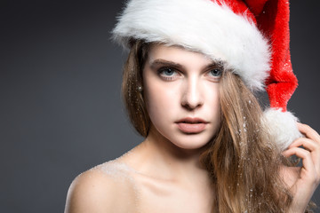 Hübsche junge Frau mit einer Weihnachtsmütze