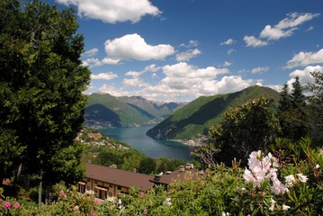 Naklejka na ściany i meble Scorcio del Lago di Lugano dal Parco San Grato in Svizzera