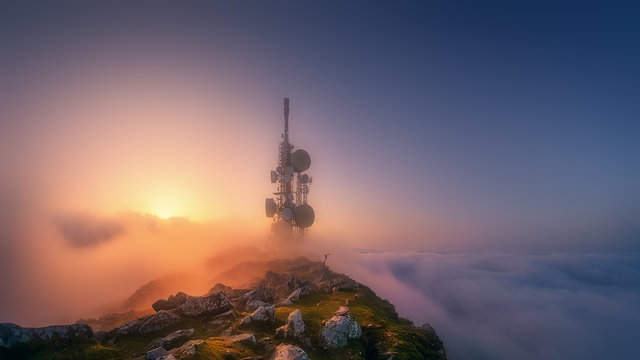 Fototapeta wieża telekomunikacyjna na szczycie góry Oiz
