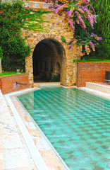 Piscina al aire libre en el spa de Alange (Balneario), famoso baño termal de aguas medicinales. Provincia de Badajoz, Extremadura, España