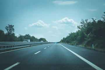 Autobahn, Asphalt, Fahrbahn und blauer Himmel, düster 
