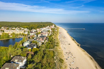 Luftbild vom Bansiner Strand mit Seebrücke und Promenade 