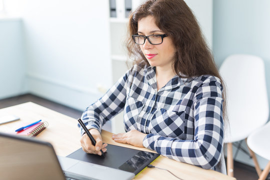 Business, web design and graphic art concept - Beautiful smiling woman in glasses using mouse pan sketch device