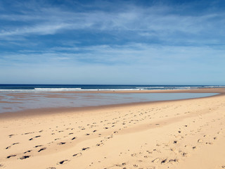 Ciel bleu et mer. La côte, L'immense plage de sable fin de Biscarrosse-plage dans les landes face...