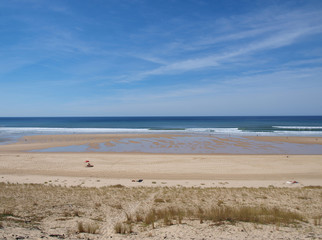 Ciel bleu et mer. La côte, Les dunes et l'immense plage de sable fin de Biscarrosse-plage dans les landes face à  l'océan Atlantique.