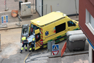 accidente de trabajador de una obra y traslado en ambulancia © marcantabrico