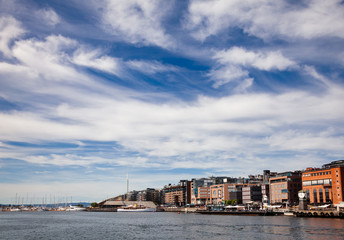 Naklejka premium Port Pipervika z dzielnicą Aker Brygge Środkowe Oslo Norwegia Skandynawia