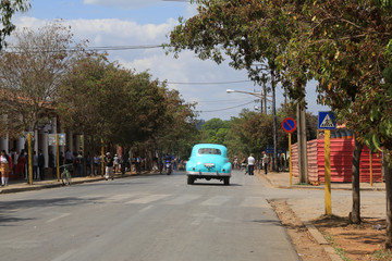 Schöner türkisfarbener blauer Oldtimer im Straßenverkehr auf Kuba (Karibik)