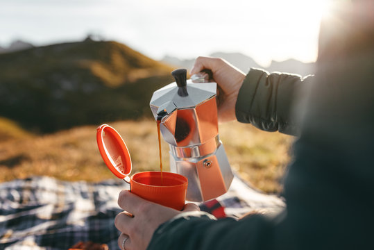 Kaffee zum Fr&uuml;hst&uuml;ck bei Sonnenaufgang auf einem Berggipfel
