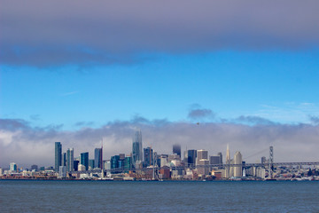 Obraz premium Widok na panoramę San Francisco w mglisty dzień
