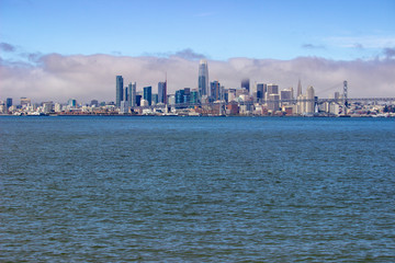Obraz premium Widok na panoramę San Francisco w mglisty dzień