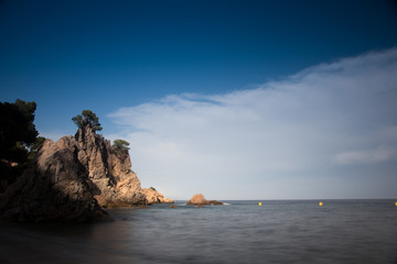 playa con rocas y cielo
