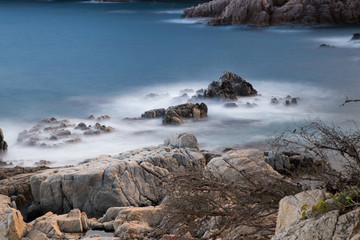 playa con rocas y cielo