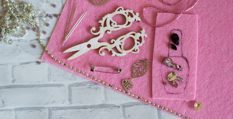 materials for creating brooches made of beads with accessories