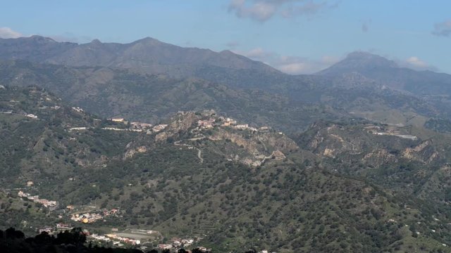 vista del Borgo di Savoca e il litorare Messinese Ionico a fino alla Calabria