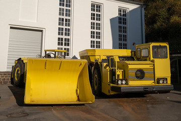 Bergbau Gerät Bagger und Lader vor Förderhalle