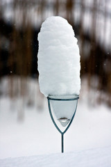 Naklejka na ściany i meble Schneehaube auf Teelicht drausen im Winter