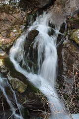 Cascada en el nacimiento de un río