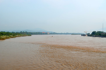 Fototapeta na wymiar fleuve du triangle d'or thailande