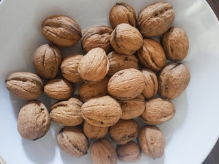 Walnüsse in eine Schale