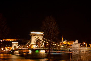 Fototapeta na wymiar Budapest: Die Kettenbrücke (Szechenyi Lanchid) bei Nacht. Brücke über die Donau in der Hauptstadt von Ungarn