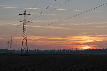 Sonnenuntergang mit Strommasten