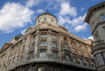 Altes historisches Gebäude - Mehrfamilienhaus - Interessante Architektur in Budapest, Ungarn