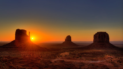 Fototapeta na wymiar Monument Valley Sunrise