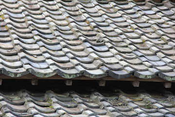 古い瓦屋根(愛媛県)