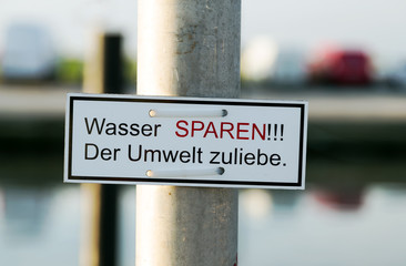 Wasser sparen, Schild mit Aufforderung zur Achtsamkeit, Verschwendung von Trinkwasser