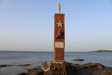 Statua al mare