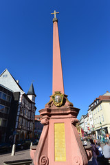 Obraz premium Obelisk vor der Stadtpfarrkirche St. Blasius in Fulda