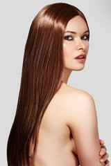 Naklejka premium Beautiful Young Woman with Clean Skin, Straight Shiny Hair, Fashion Makeup. Portrait Sexy Brunette with Smooth Hairstyle