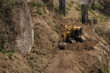 Fototapeta na wymiar excavadora de cimientos de obra construccion barranco maquina