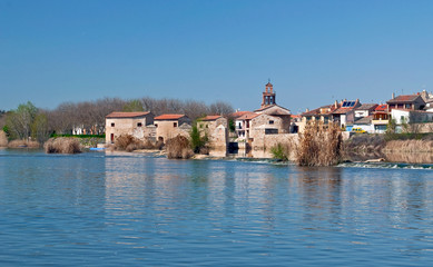 Fototapeta na wymiar River Duero with the city of Zamora the bottom, you see the wall and the church of the city