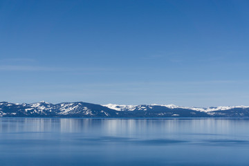Obraz premium Blue Snowy Mountains at Lake Tahoe