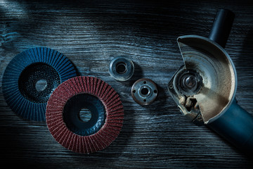 Angle grinder radial abrasive discs on vintage wooden board - obrazy, fototapety, plakaty