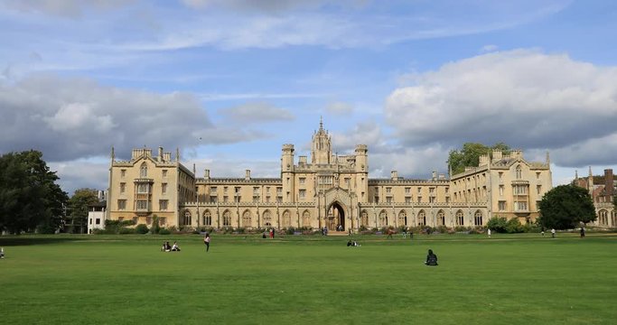 Cambridge University St Johns College historic building England. University of Cambridge, founded in 1209 one of top five universities in world. City occupied 3,500 years. Industry of education.