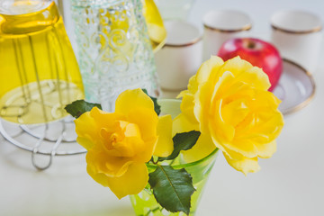 黄色いバラの花とカップ