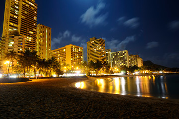 Fototapeta na wymiar Waikiki Beach at night