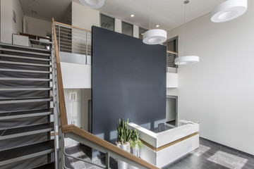 Empfangstheke modern von oben auf Treppe