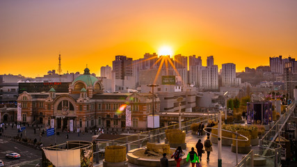 Fototapeta na wymiar Sunset at Seoul Station in beautiful light