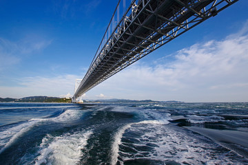 観潮船から見る大鳴門橋と渦潮