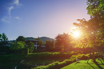 Obraz premium View of the village and lake, while the sun falls on the evening of the day.