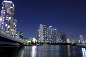 Fototapeta premium 横浜の橋と高層ビル夜景