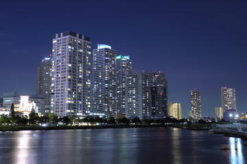 横浜ポートサイド公園と高層ビル夜景