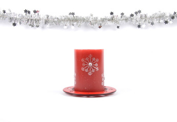 Weihnachtsgirlande und Kerze auf weiss