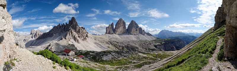 Panorama der Sextener Dolomiten mit den Drei Zinnen und einer Berghütte, Südtirol, Alpen, Italien