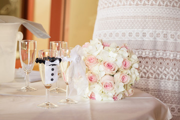 Sektgläser Braut und Bräutigam 