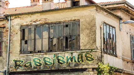Schild 400 - Rassismus